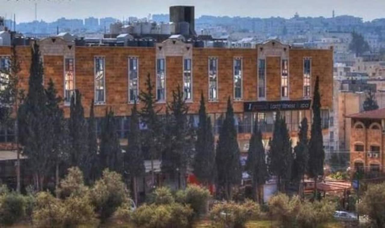 مبنى فندق وأجنحة أزمال الحجري في إربد